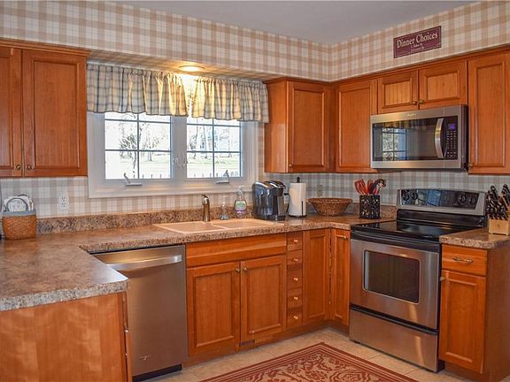 5th image of 14872 Russell Ln