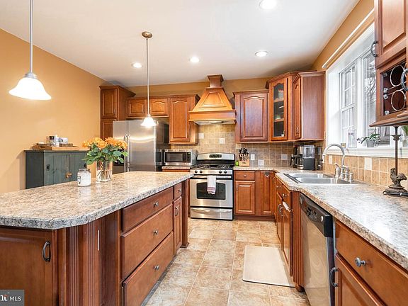 4th image of 237 Cedar Bridge Rd