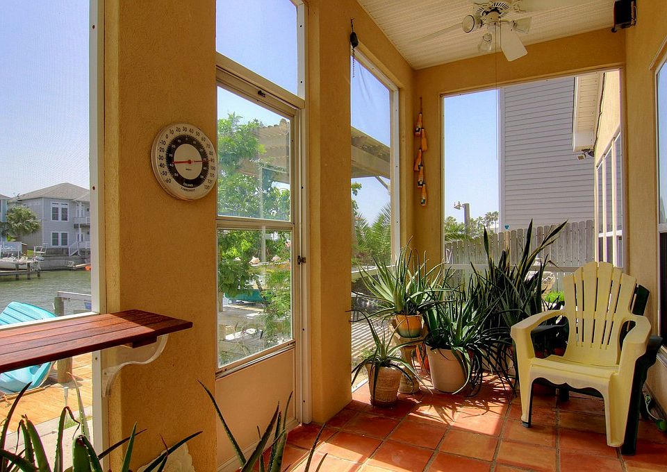 Screened porch 