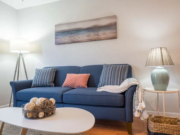 20 Westgate Rd #6, Chestnut Hill, MA 02467