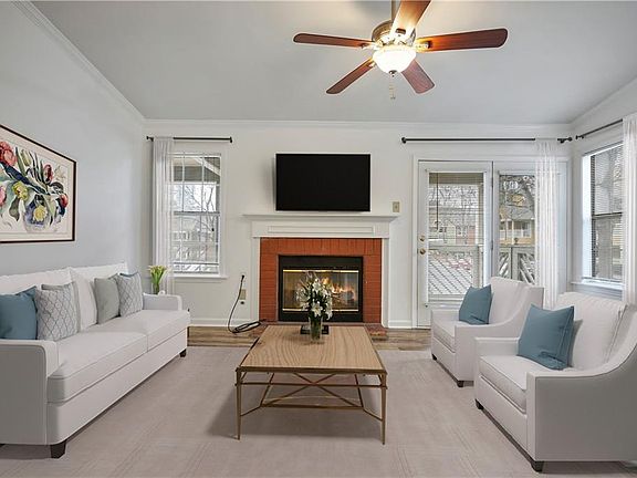 3rd image of 402 McGill Pl NE