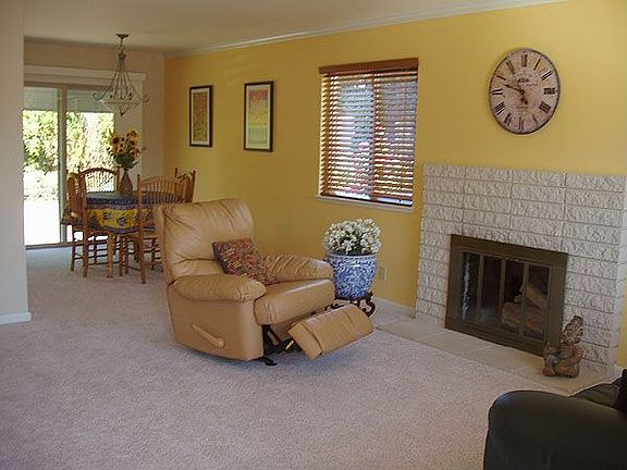 Elegant living/dining area w. wood-burning fireplace