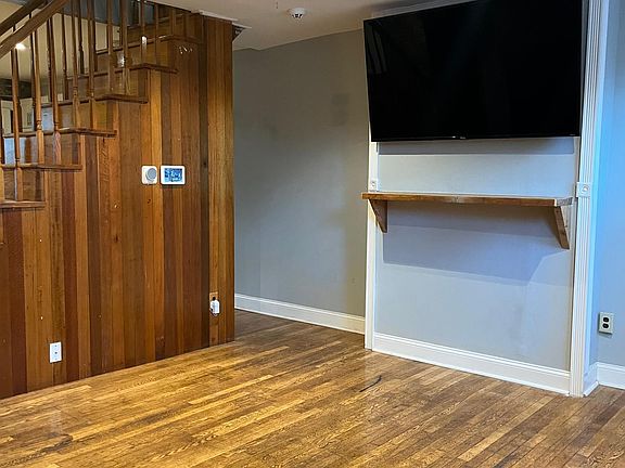 1st Floor: Lvg rm with flat screen TV (included)