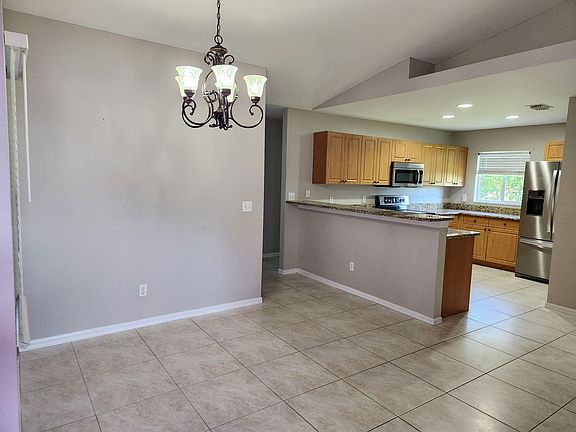 5th image of 567 Charwood Ave S