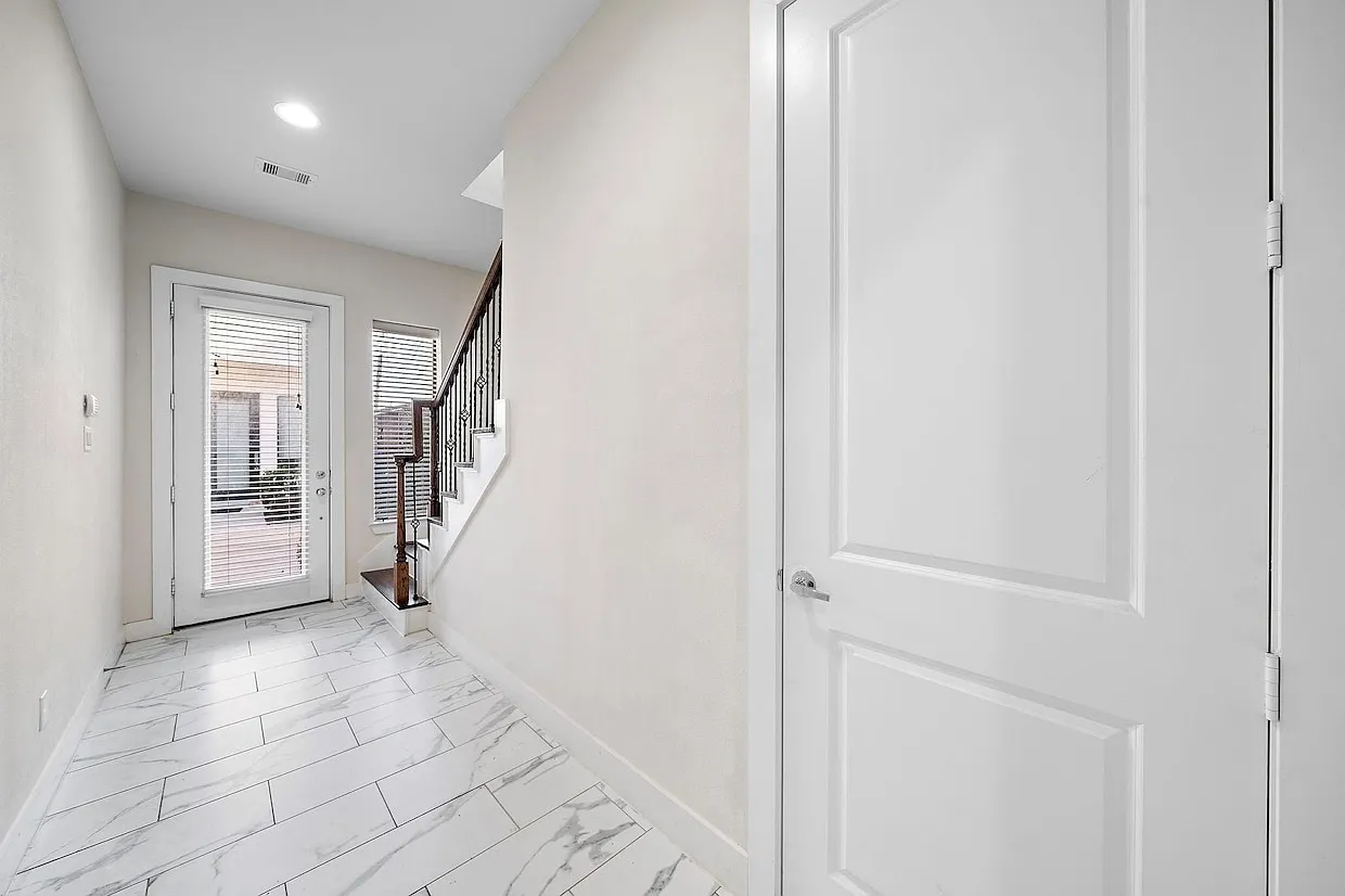 3 bed, 2.5 bath, 1613 sqft, $2,400 — Photo 3