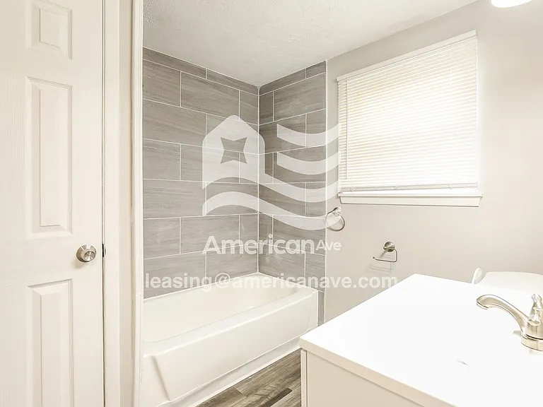 785624_010_wm_-_main_bathroom_12887045.jpg