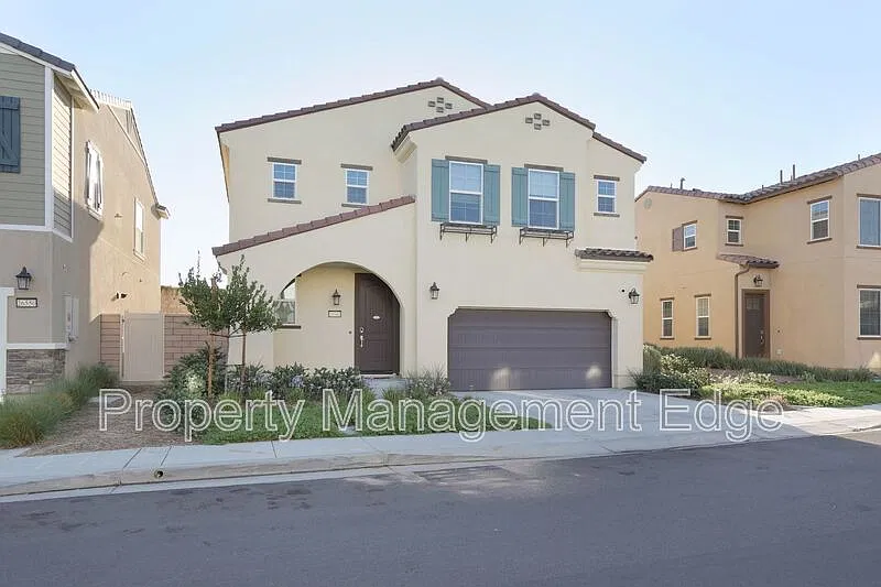 3 bed, 3.0 bath, 2008 sqft, $3,395 — Photo 2
