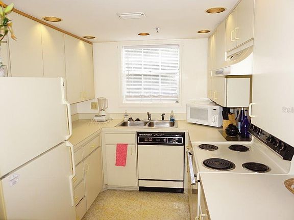 4th image of 2210 Vista Del Sol Cir Unit 503