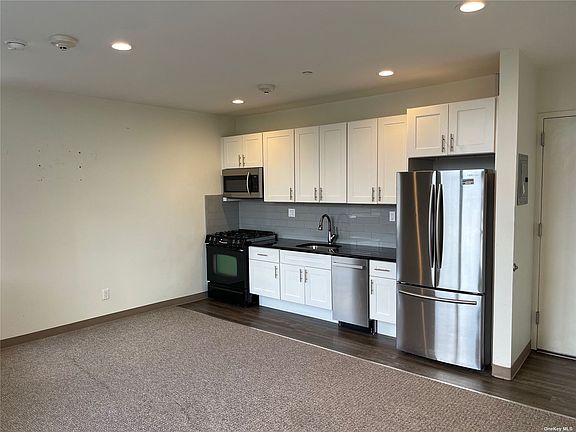 2nd image of 18 E Sunrise Hwy APT 3E