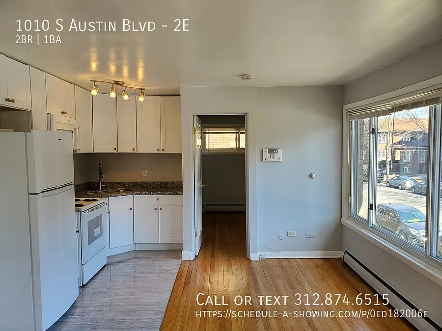 Cute & Adorable 2br In Oak Park! Heat Included...Won't Last! — Photo 3