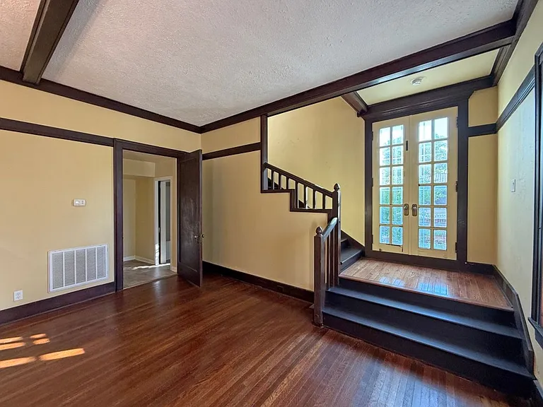 551 E Boswell St — Photo 11