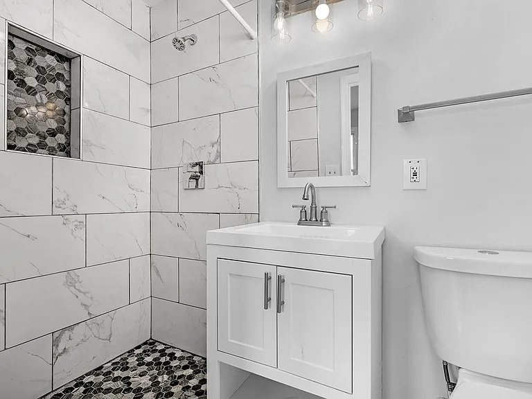 627 N Lakewood Ave — Photo 3