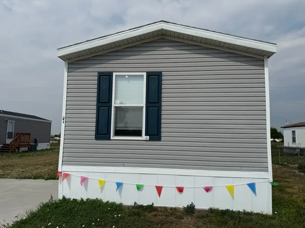 J4 Meadows Ct #J4, Alliance, NE 69301