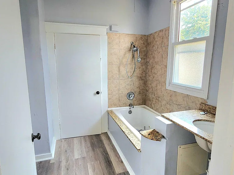 1421 E Sycamore St — Photo 3