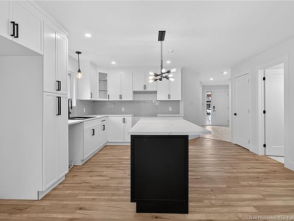 3rd image of 104 Francfort Cres