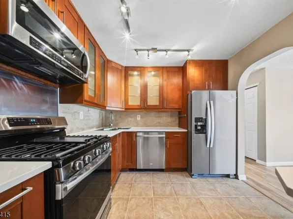 60 Taylor Dr, Franklin Twp., NJ 08823