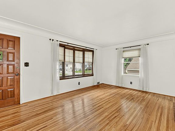 4th image of 228 10 1/4 St SE