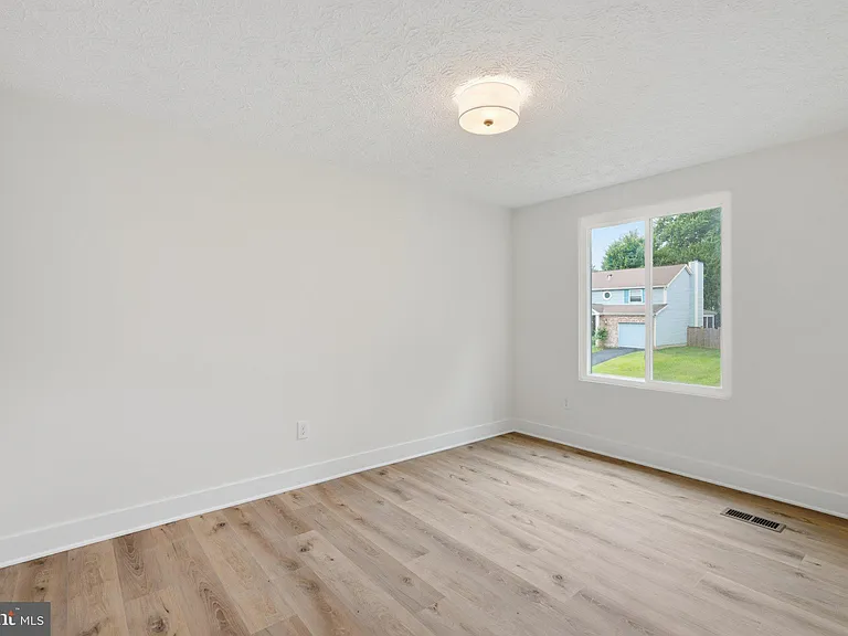202 Leslie Ct — Photo 13