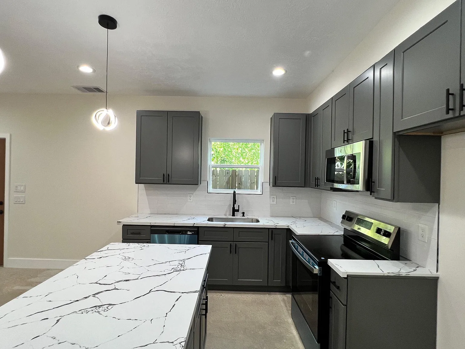 3 bed, 2.5 bath, 1296 sqft, $1,850 — Photo 3