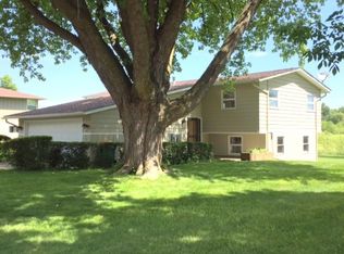 765 Des Moines Dr, Windom, MN 56101