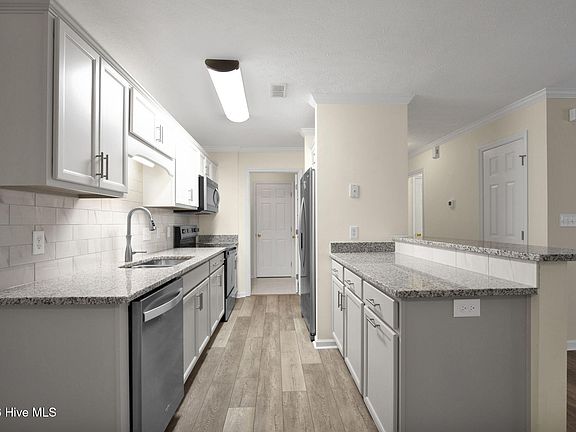 5th image of 401 Meadowland Court #5
