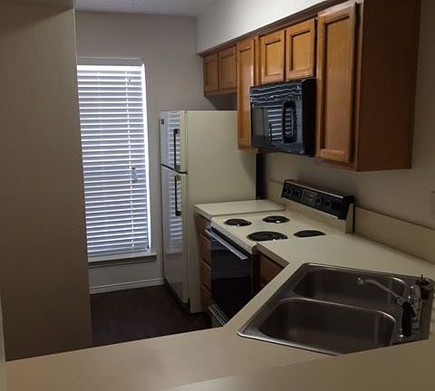 4th image of 214 N Texas Blvd