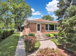 527 Hibbard Rd, Wilmette, IL 60091