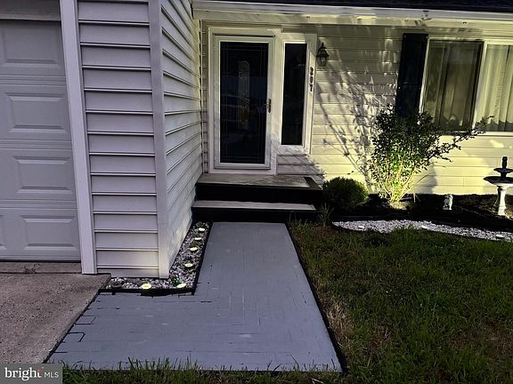 2nd image of 207 Pine St