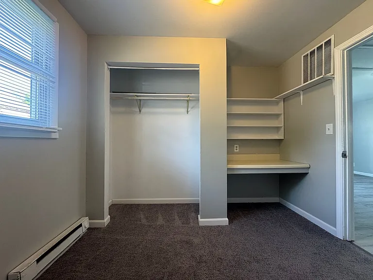 319 E College St — Photo 5