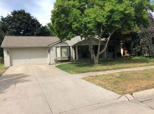 572 Hollywood Ave, Grosse Pointe Woods, MI 48236