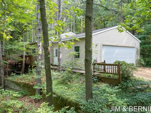 3221 Arbor Ln, Hamilton, MI 49419