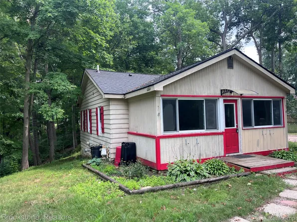 3256 Lakeview Blvd, Highland, MI 48356