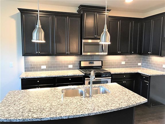 4th image of 584 Waterloo Dr