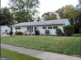 206 Thornridge Dr, Levittown, PA 19054