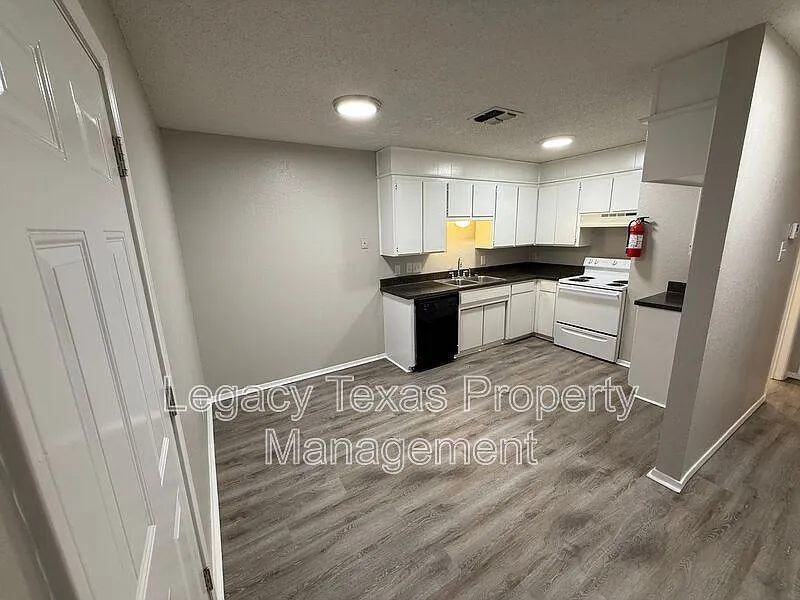 2 bed, 1.0 bath, 950 sqft, $1,350 — Photo 3