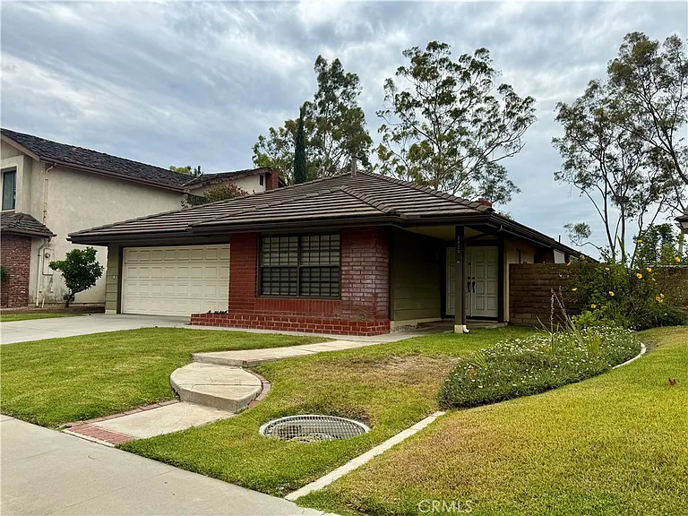 2020 Seaview Dr — Photo 1