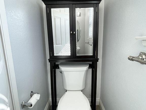 5th image of 15096 Fox Ridge Dr