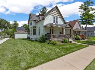 916 B Ave NW, Cedar Rapids, IA 52405