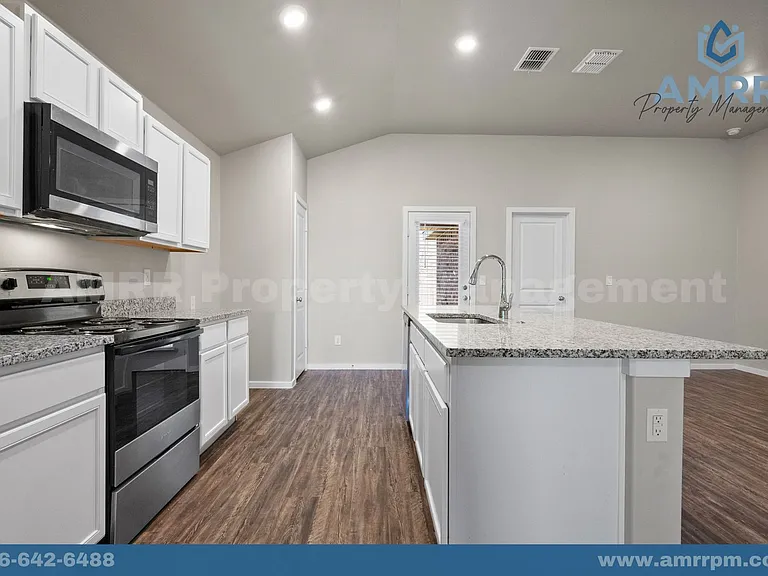 2037 Kenwood Ave — Photo 13