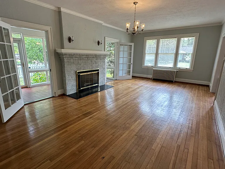 209 Randolph Cir — Photo 5