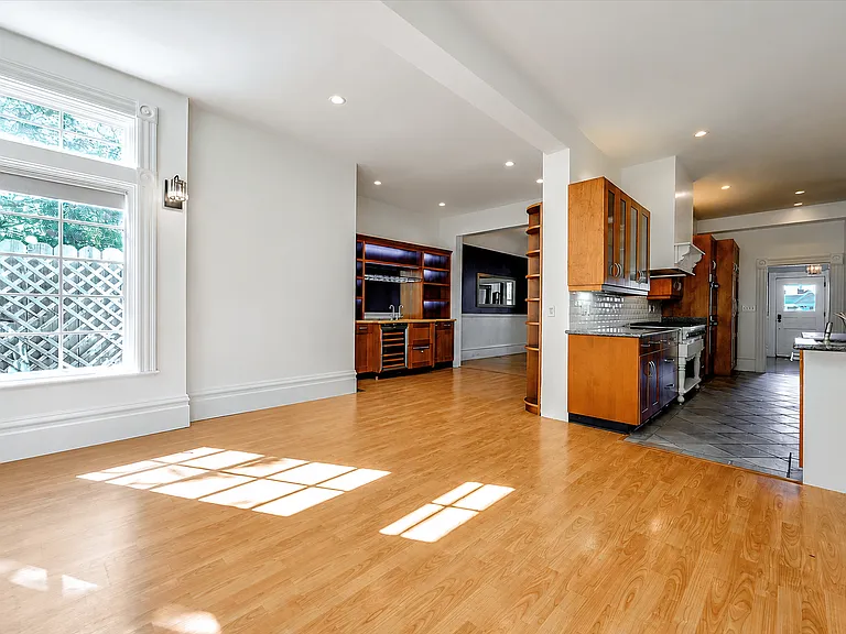 525 Liberty St — Photo 23