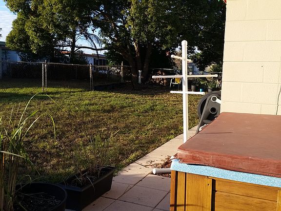Fenced Yard w Spa
