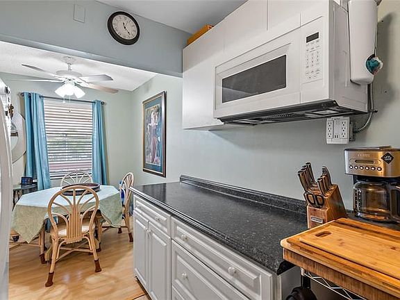 4th image of 326 Farnham Cres #P