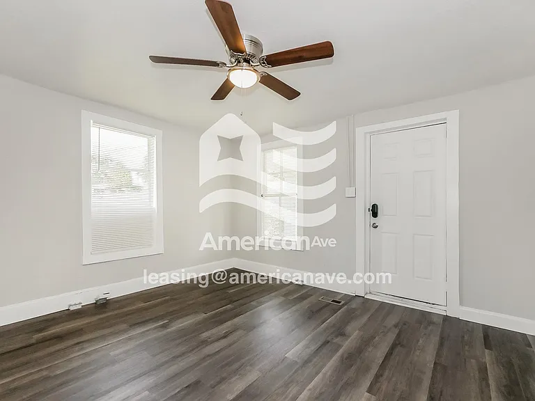 1392475_004_wm_-_living_room_13004388.jpg