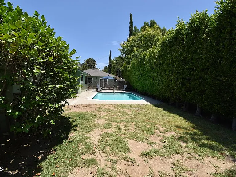 841 W Roses Rd — Photo 32