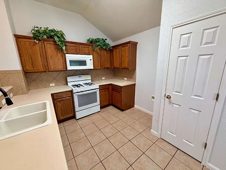 1517 Hawk Dr — Photo 7