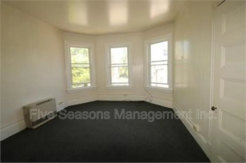 3 bed, 1.0 bath, 900 sqft, $2,900 — Photo 3