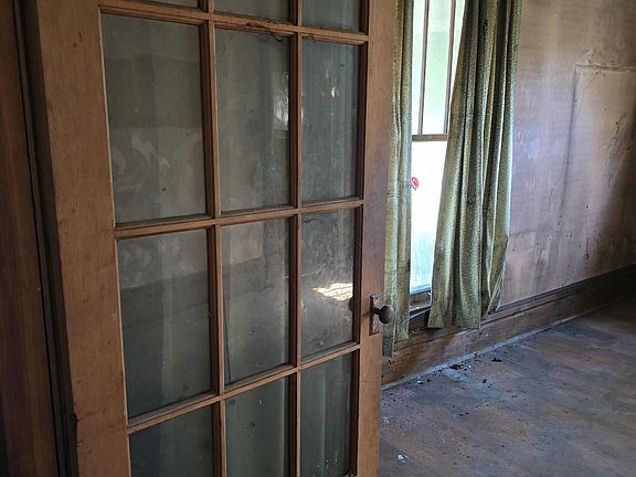 4th image of 108 E Warrick St