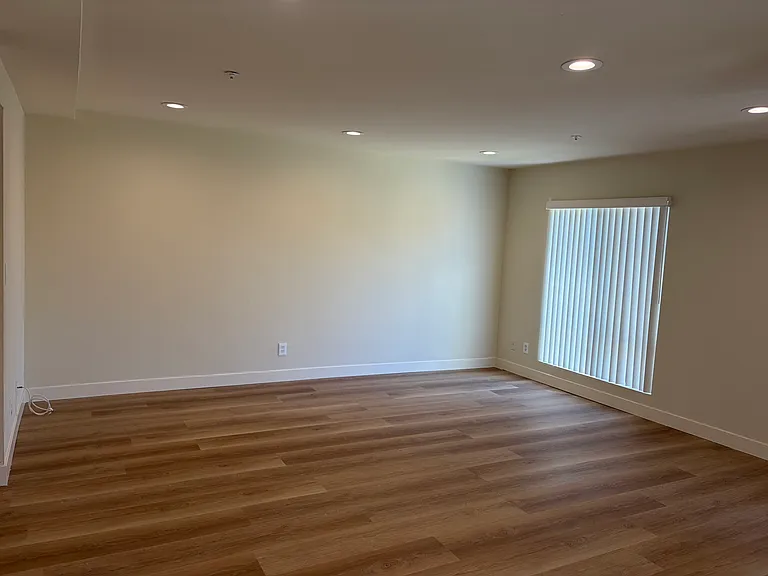 331 W Stocker St #10 — Photo 7