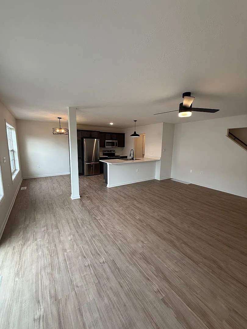Brand New 3 Bed townhome — Photo 4